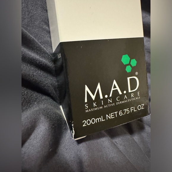 NIB M.A.D. Skincare Delicate Skin Cleansing Gel - Picture 2 of 5